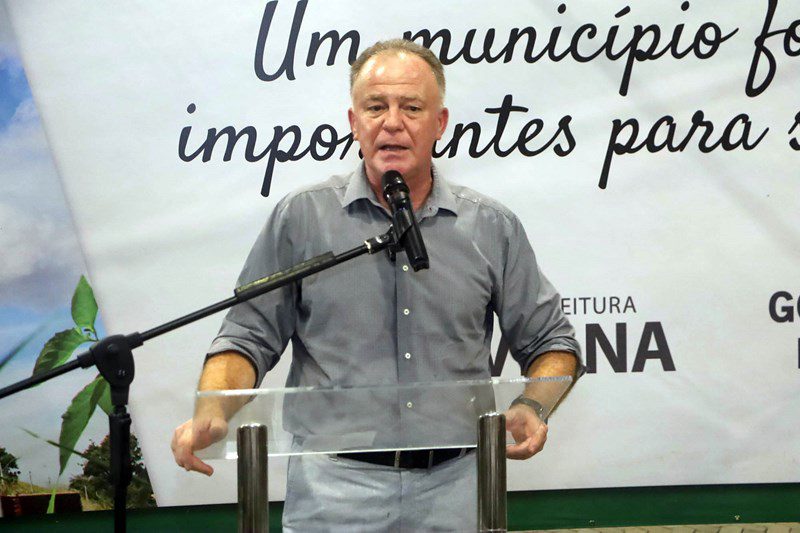 Governador do ES Renato Casagrande entrega reforma e revitalização de praça em Viana Sede