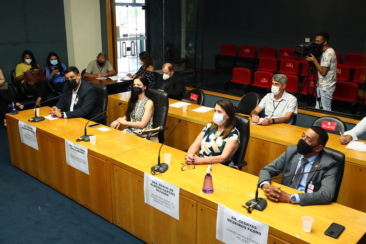 Atuação de farmacêuticos em debate na Saúde