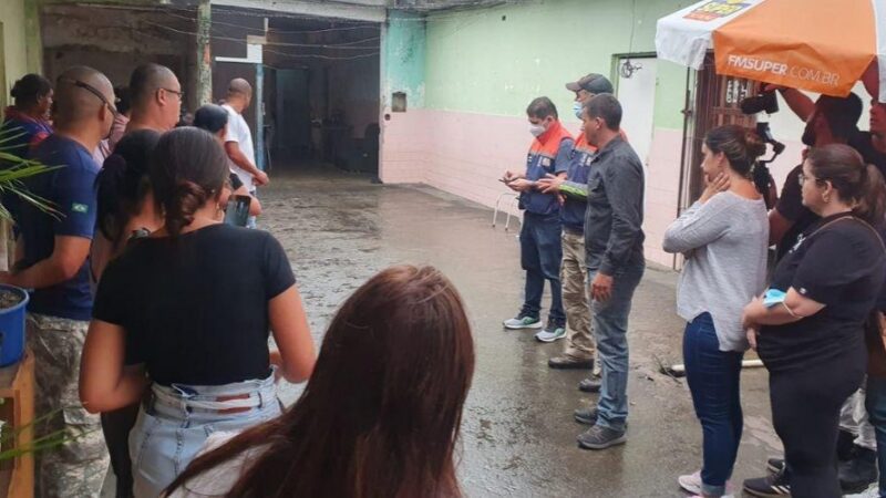 Prefeitura de Vila Velha resgata famílias de área de risco em Argolas