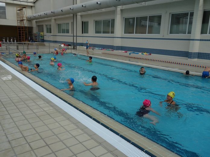 Vila Velha:​ rede de ensino faz aula inaugural de natação inclusiva