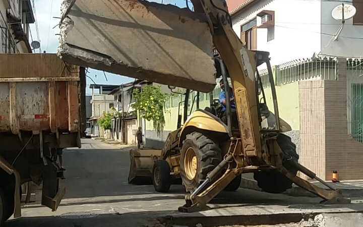 Feriadão com equipes da Semserv fazendo a limpeza na cidade Cariacica