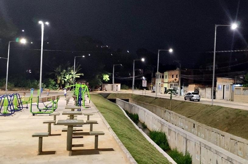 Serra recebe nova iluminação na avenida Manhuaçu em Nova Carapina