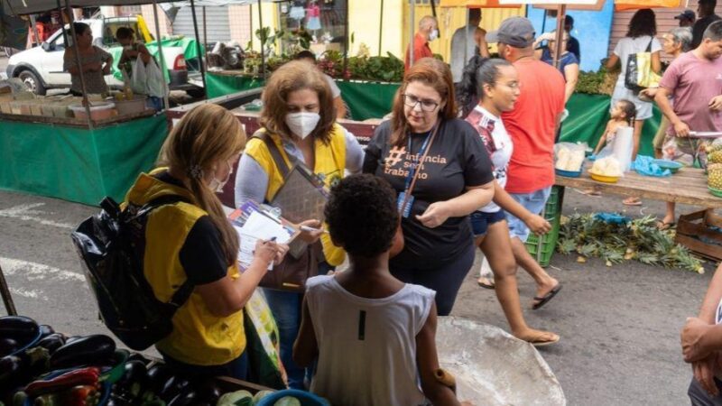 Vila Velha realiza ​ação integrada na feira de Aribiri contra o Trabalho Infantil