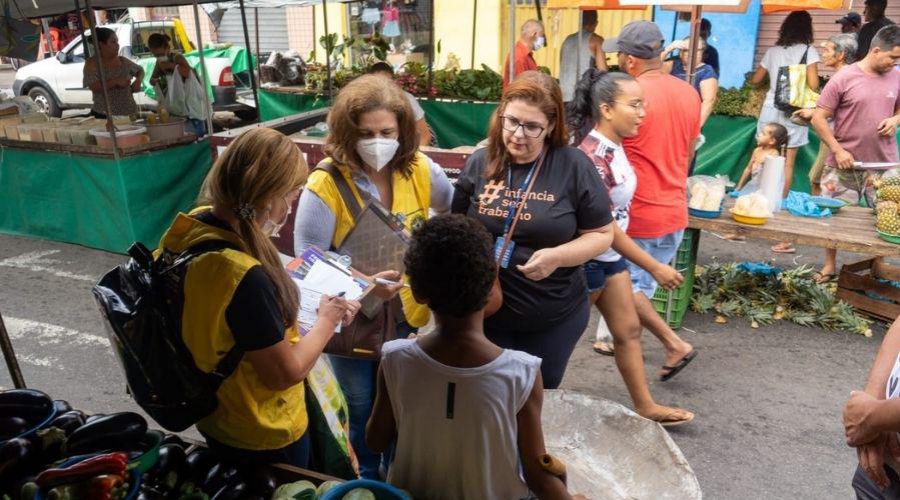 Vila Velha realiza ​ação integrada na feira de Aribiri contra o Trabalho Infantil