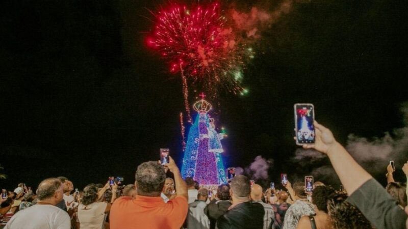 ​Nossa Senhora Iluminada é acesa nas areias da Praia da Costa