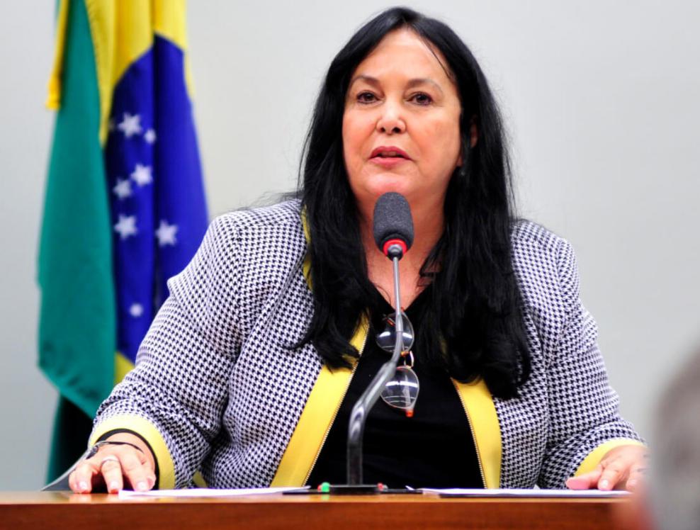 Senadora Rose de Freitas encaminha Raio-X Digital e direciona recurso para reforma de campo de futebol em São Mateus