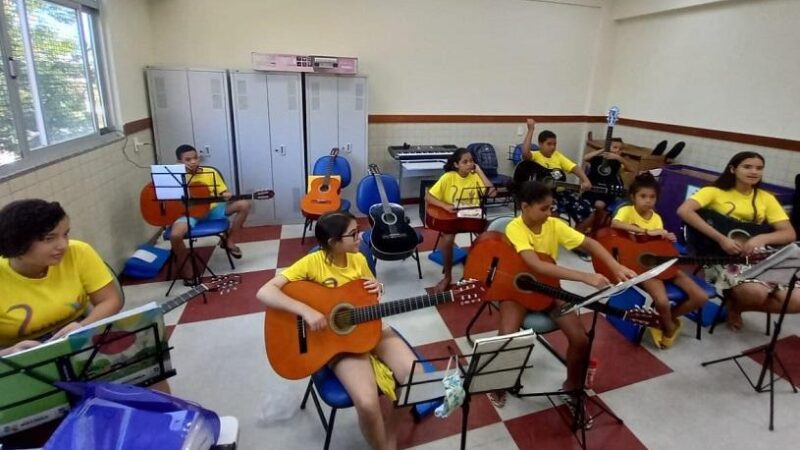 Crianças e adolescestes se formam em curso de violão na Serra