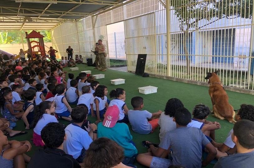 Alunos da rede de ensino Emef Aldary Nunes na Serra recebe projeto Patrulha Canina