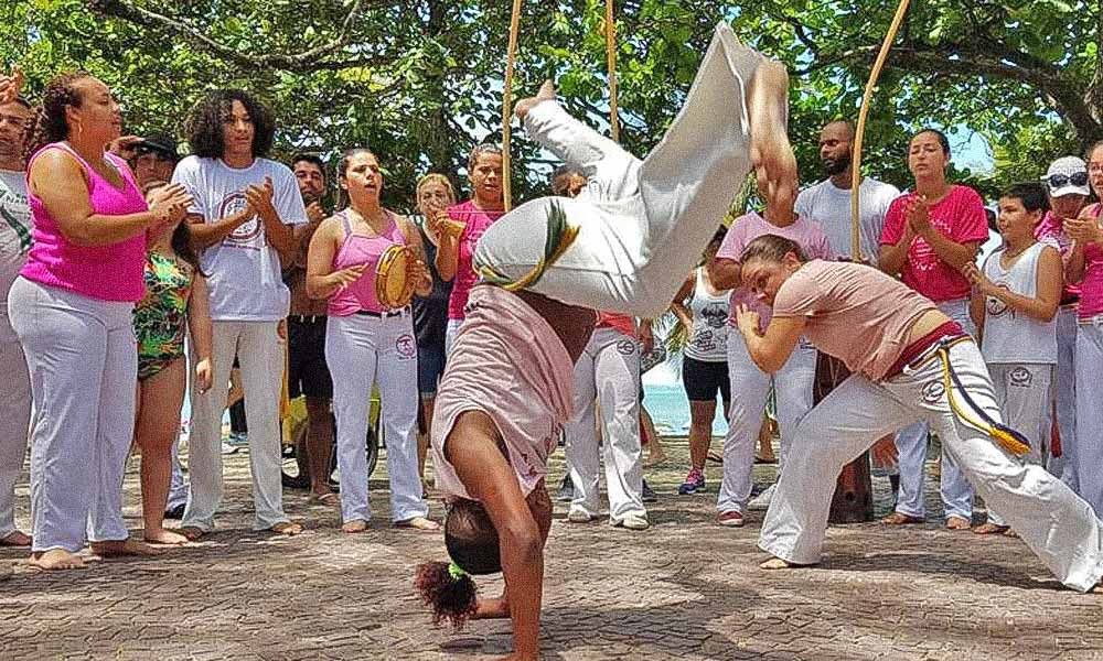 ​Domingo com capoeira e palhaços na Prainha em Vila Velha
