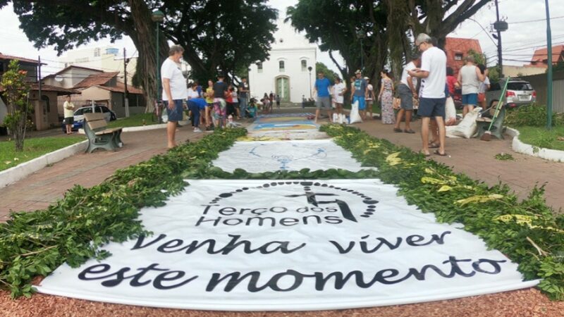 Tapetes de Corpus Christi colorem as ruas de Vila Velha