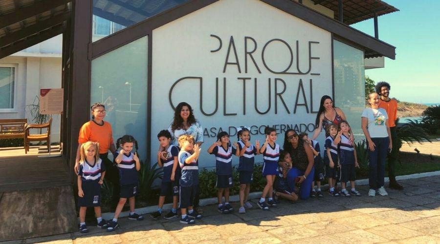 ​Alunos da Educação Infantil fazem visita pedagógica na Casa do Governador na Praia da Costa