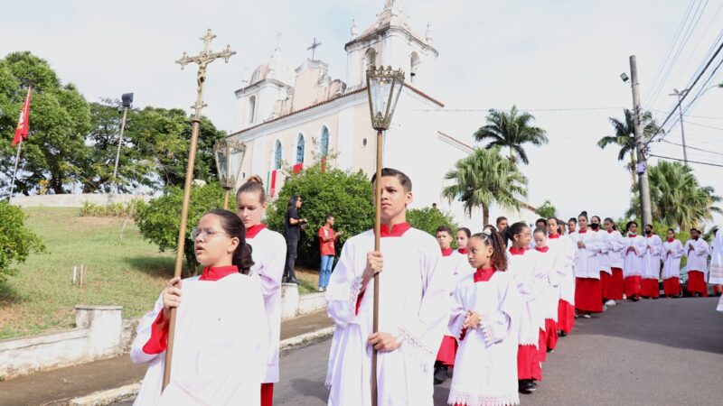 Festa do Divino Espírito Santo reúne centenas de pessoas em missas e celebrações em Viana