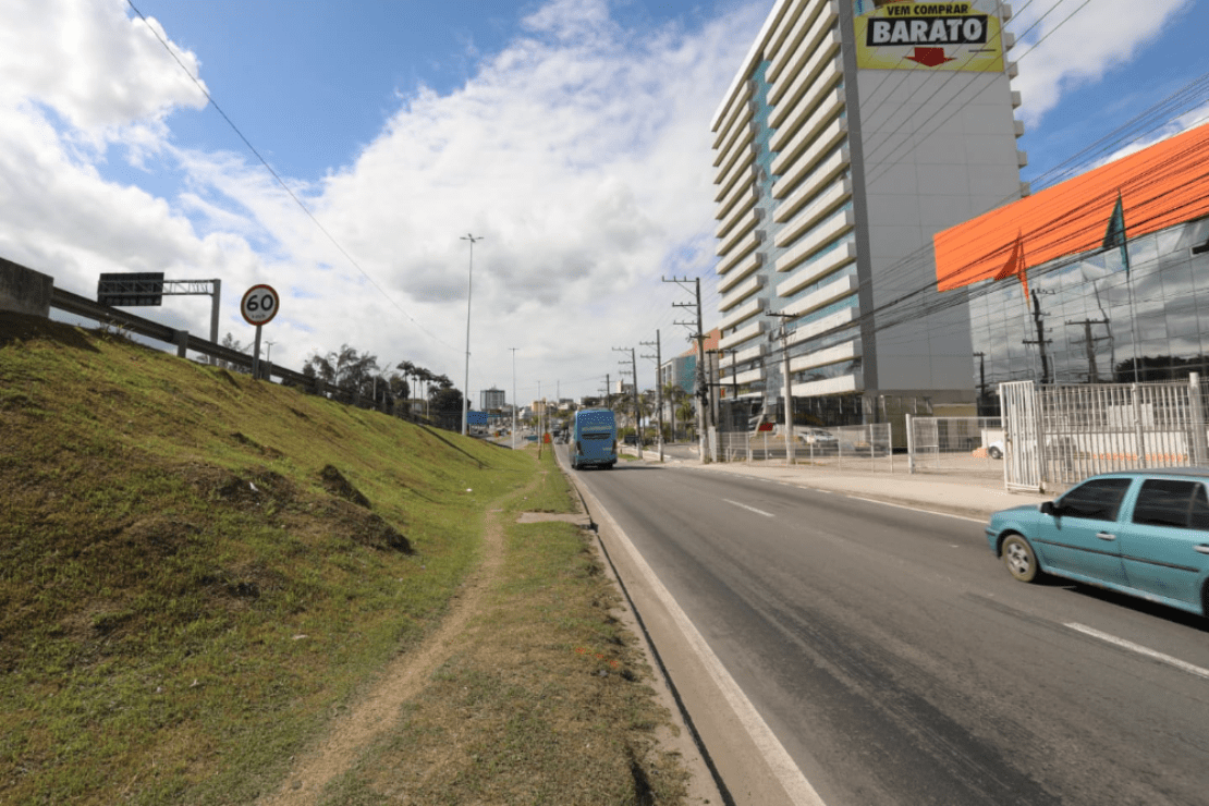 Nova pista na avenida Mário Gurgel vai melhorar o trânsito em frente ao Shopping Moxuara em Cariacica