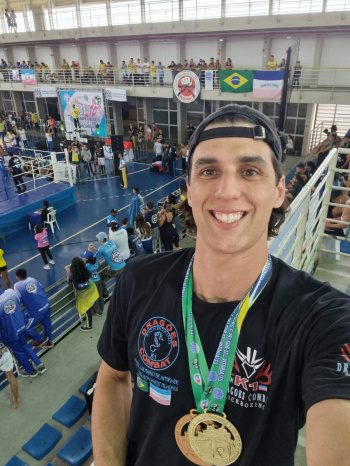 Servidor da Central de Serviços é campeão brasileiro de kickboxing