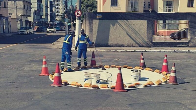 ​Prefeitura implanta rotatória e sinalização em ruas de Santa Mônica e Gaivotas