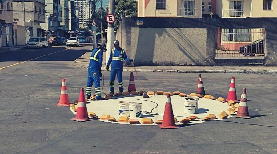 ​Prefeitura implanta rotatória e sinalização em ruas de Santa Mônica e Gaivotas