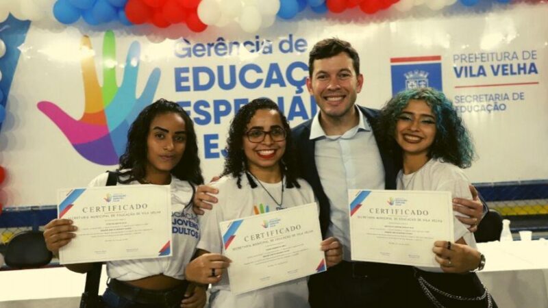 ​Dia de orgulho e comemoração na formatura de alunos da EJA em Vila Velha