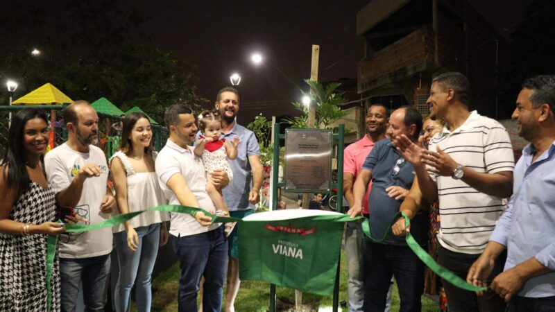 Viana comemora aniversário entregando nova praça e playground para população