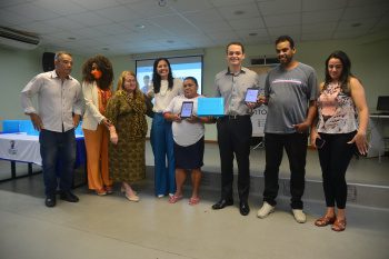 Estudantes do tempo integral e da Educação de Jovens e Adultos recebem tablets em Vitória