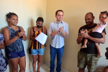 Após 12 anos de espera, família recebe casa própria no bairro Consolação em Vitória