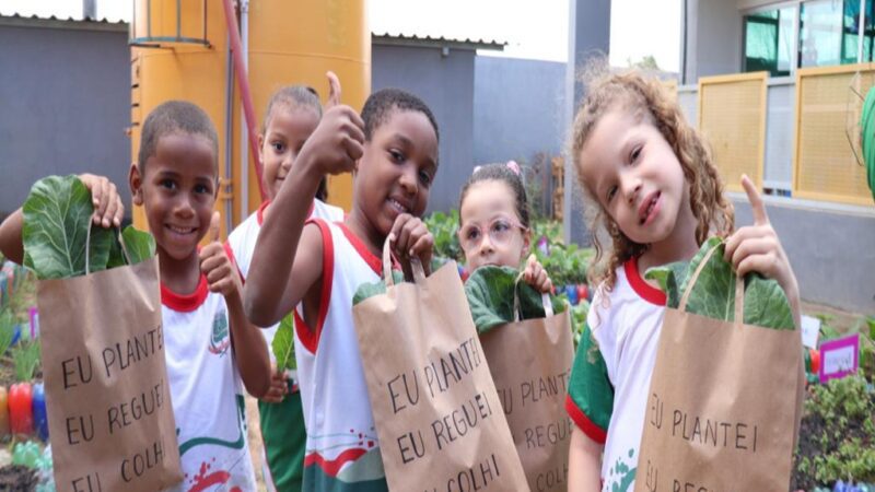 Alunos de CMEI aprendem matemática e português cuidando de horta comunitária