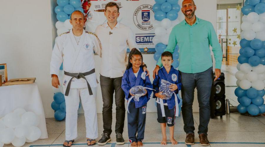 ​Prefeitura de Vila Velha entrega 120 kimonos para crianças do projeto de Judô Escolar
