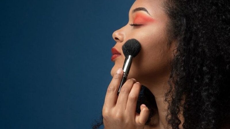 Prefeitura da Serra abre curso de maquiagem para mulheres vítimas da violência