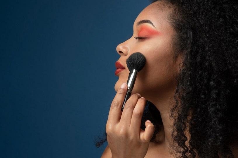 Prefeitura da Serra abre curso de maquiagem para mulheres vítimas da violência