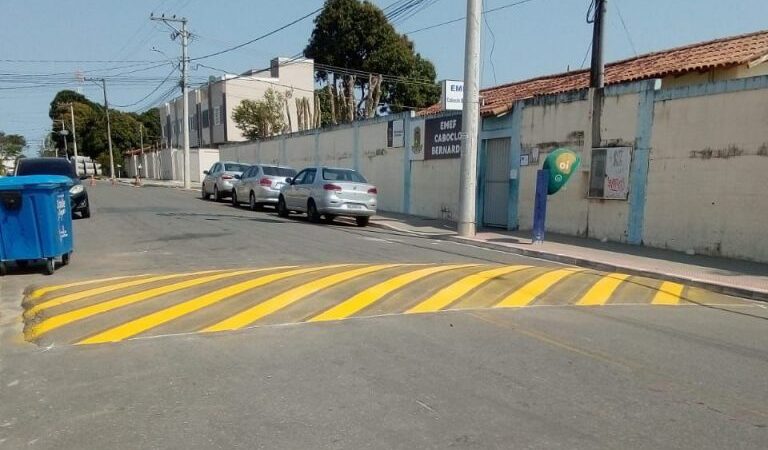 Prefeitura de Linhares reforça sinalização de trânsito próximo à escola Caboclo Bernardo no bairro Planalto