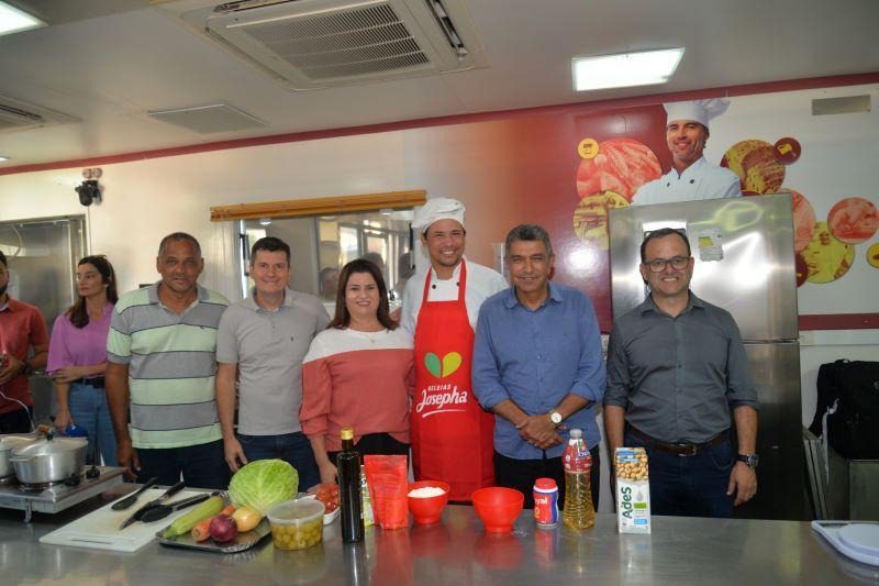 Moradores da Serra começam curso de culinária dentro de carreta