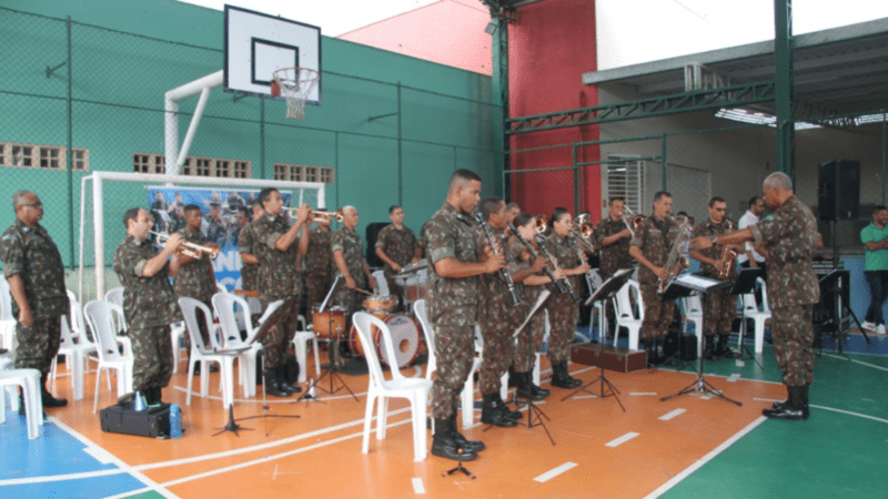 Banda do Exército toca músicas infantis e clássicas para alunos do CMEI Princípio do Saber e da Emef Alice Coutinho Santos