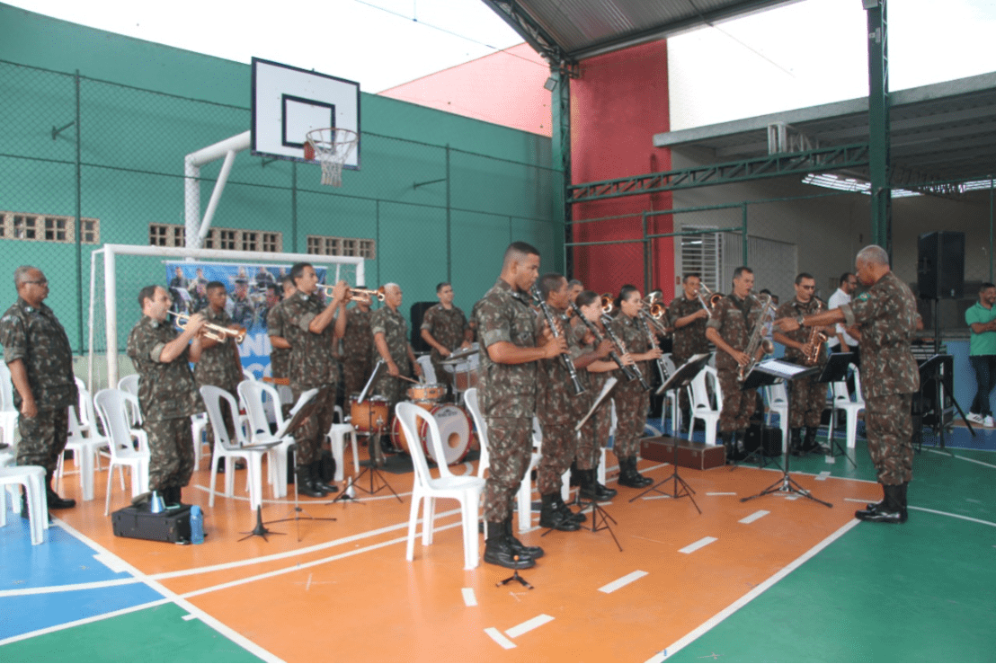 Banda do Exército toca músicas infantis e clássicas para alunos do CMEI Princípio do Saber e da Emef Alice Coutinho Santos