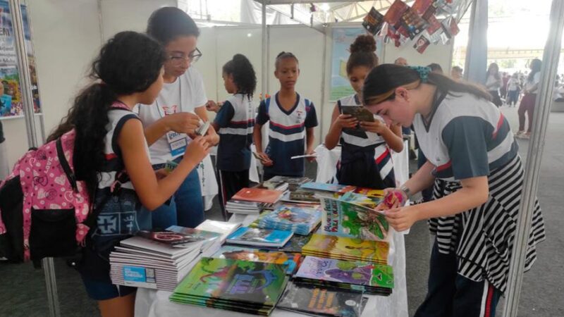 ​Livro “Entre Versos e Rimas” será lançado nesta quarta e quinta (27)