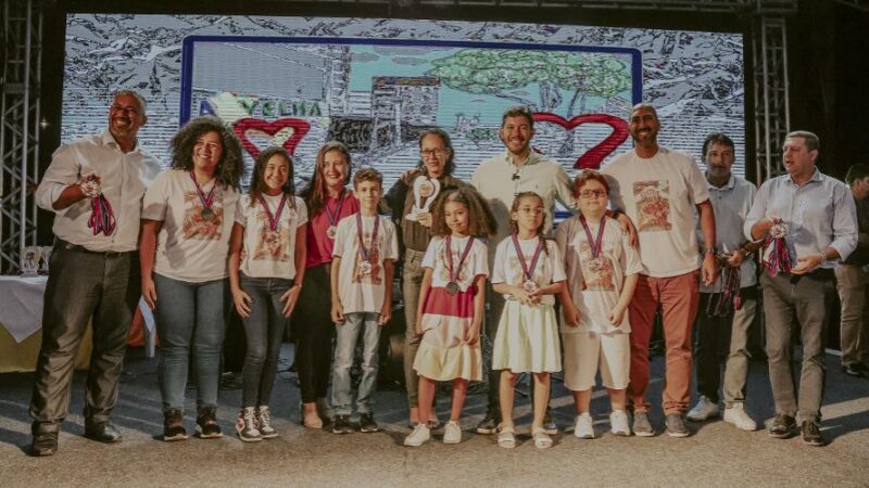 Livro com textos de alunos e professores é destaque em Feira Literária