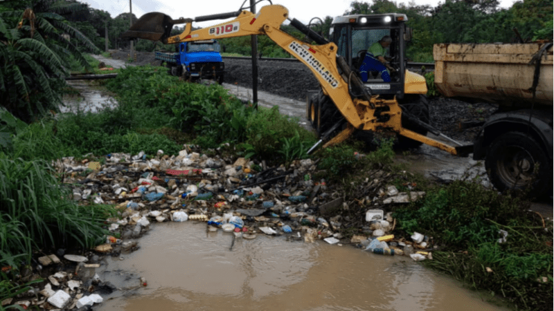 Secretaria de Serviços de Cariacica retira 17 toneladas de lixo de canal do bairro Flexal I