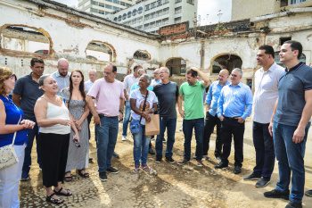 Prefeito de Vitória Lorenzo Pazolini visita obras de restauro do Mercado da Capixaba