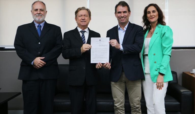 Prefeito de Linhares e Procuradora-Geral são recebidos pelo presidente do TJES e celebram parceria para digitalização de processos