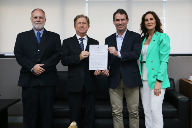 Prefeito de Linhares e Procuradora-Geral são recebidos pelo presidente do TJES e celebram parceria para digitalização de processos