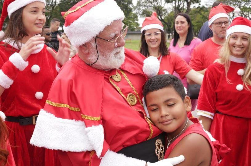 Papai Noel chega de helicóptero e espalha a magia do natal no Serra + Cidadã