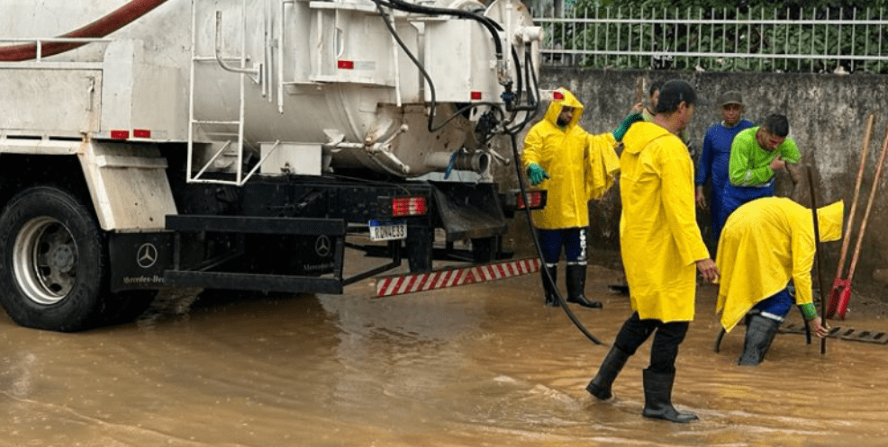 Prefeitura de Cariacica envia ajuda para diminuir alagamentos em Viana