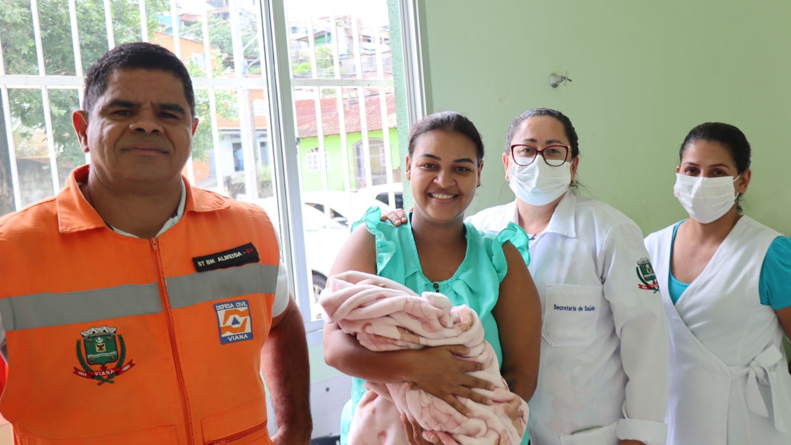 Defesa Civil resgata mãe e filha de duas semanas no bairro Campo Verde em Viana