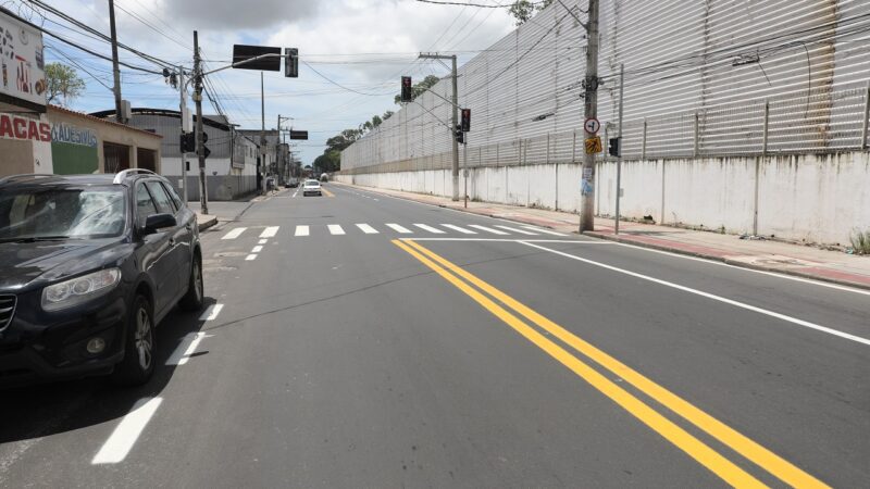 Avenida Espírito Santo, em Jardim América, recebe sinalização horizontal após a recuperação asfáltica