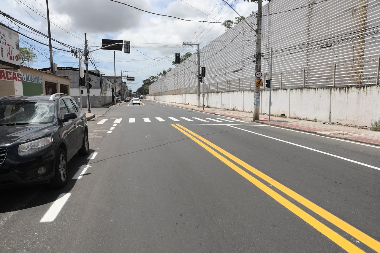 Avenida Espírito Santo, em Jardim América, recebe sinalização horizontal após a recuperação asfáltica