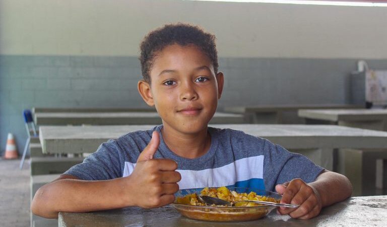 Primeira refeição do Programa Almoço nas Férias é servida nesta segunda (02) aos alunos da rede municipal de Linhares