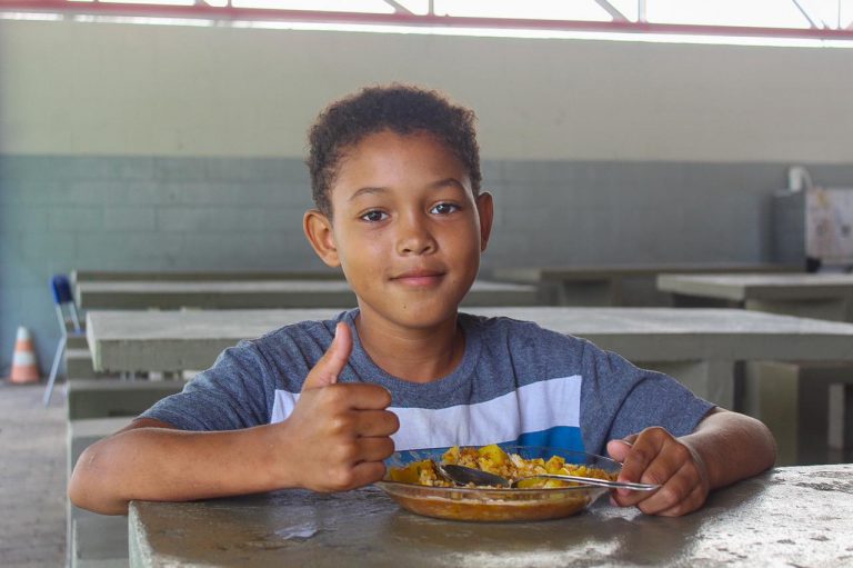 Primeira refeição do Programa Almoço nas Férias é servida nesta segunda (02) aos alunos da rede municipal de Linhares