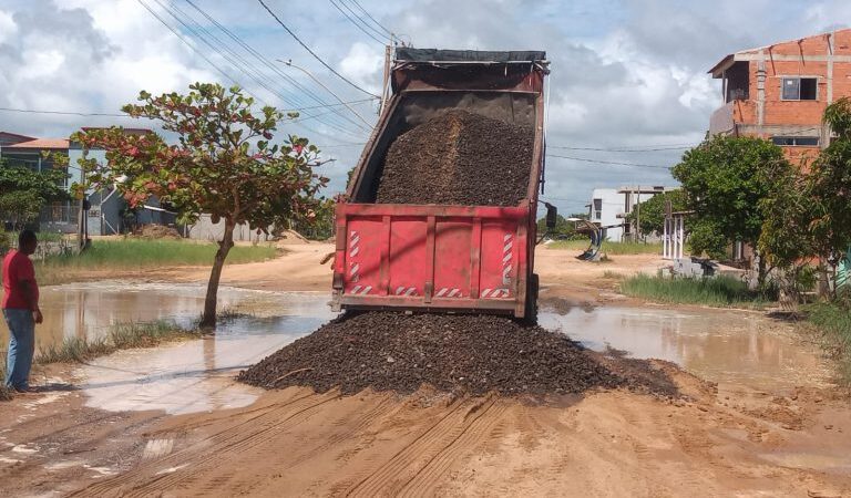 Prefeitura de Linhares realiza recuperação de ruas e avenidas no Pontal do Ipiranga