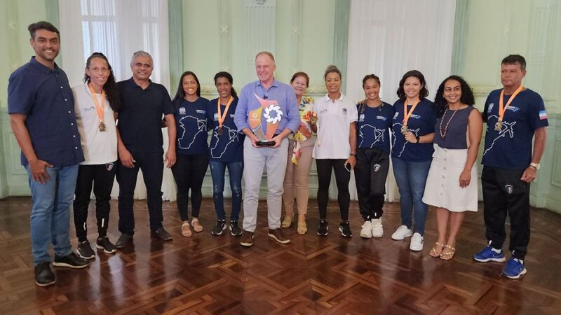 Governador Casagrande recebe equipe do São Pedro Beach Soccer