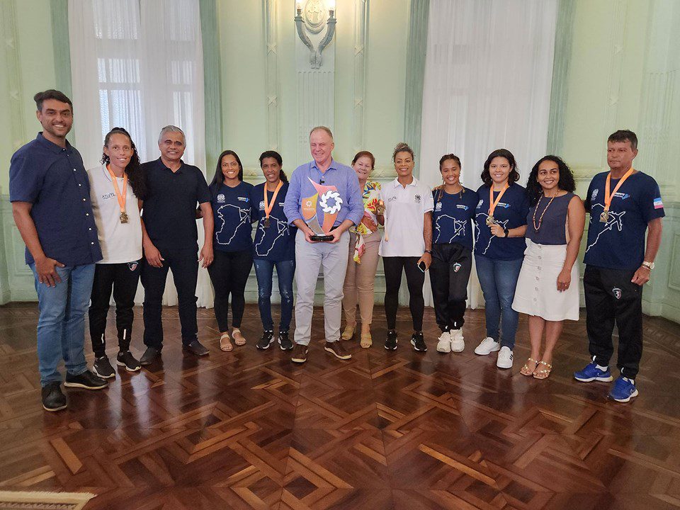 Governador Casagrande recebe equipe do São Pedro Beach Soccer