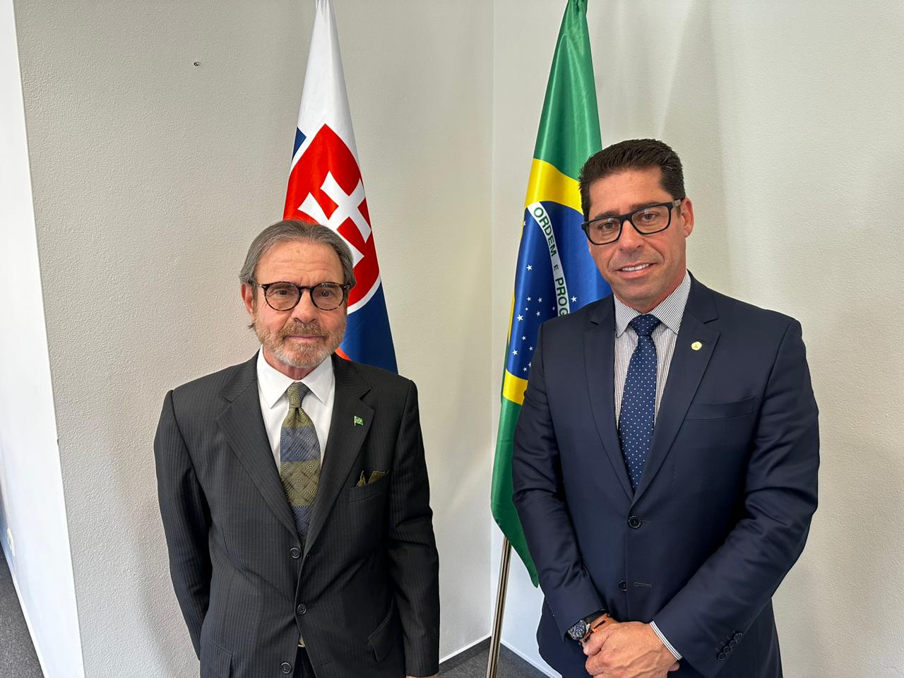 Em reunião na embaixada brasileira na Eslováquia o Presidente da Ales Marcelo Santos avança nas conversas em busca de firmar parcerias comerciais