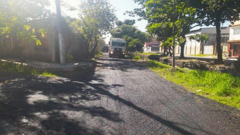 Bairro ​Cobilândia em Vila Velha recebe patrolamento e nivelamento com material